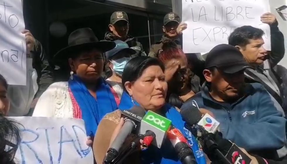 Seguidores de Evo Morales en puertas de la Fiscalía General del Estado, en Sucre.