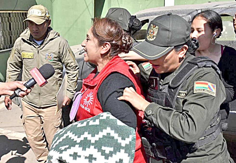 COCHABAMBA. Ruth Nina cuando salía de la Fiscalía tras ser aprehendida este jueves y conducida a la Felcc donde pasará la noche.