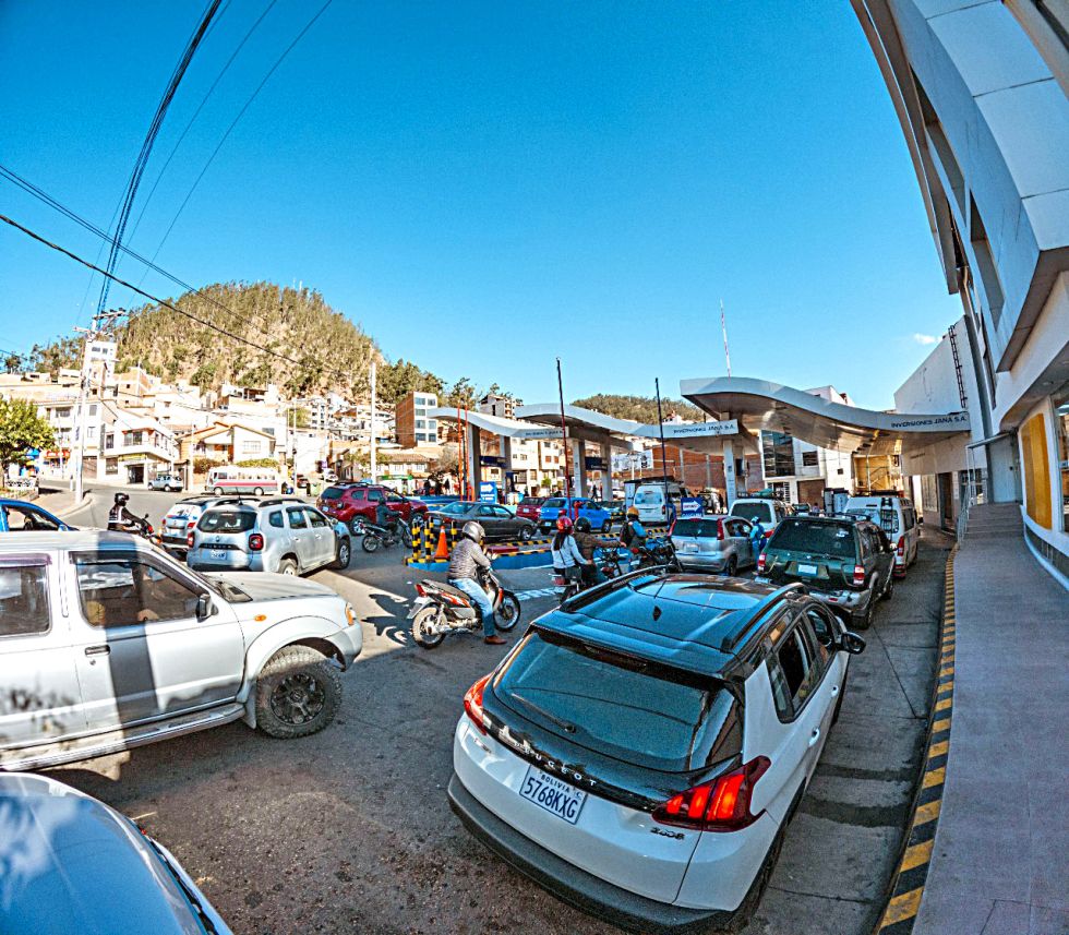 AFLUENCIA. Filas de vehículos que esperan aprovisionarse de gasolina, diésel y gas natural en una de las estaciones de servicio de Sucre.
