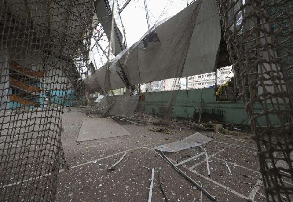 Lugar de un ataque ruso contra un complejo deportivo en una zona residencial de Járkov, al norte de Ucrania.