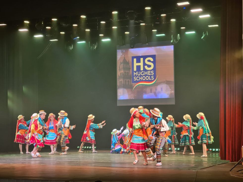 MARISCAL. Escenas de la primera gala del VI Festival Nacional Cioff Bolivia, este sábado.