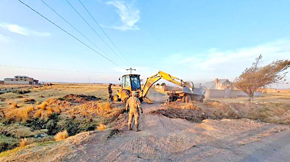 FRONTERA. Militares, con ayuda de maquinaria, cavan zanjas cerca de la frontera con Perú.