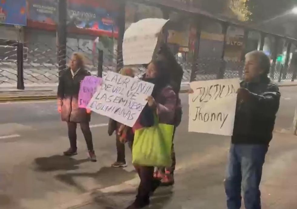 Las personas que esperaron a Samuel Doria Medina a la salida de una reunión en Buenos Aires.