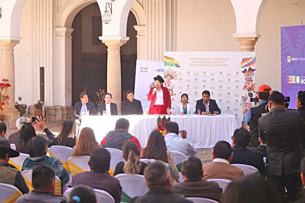 ACTO. La ministra de Culturas, Elsa Guevara, cuando presentaba el programa oficial del Bicentenario.