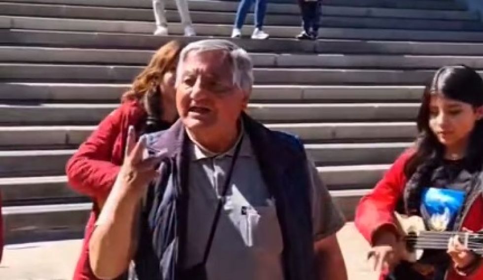 Dante Uzquiano, la emblemática voz de Wara, en una plaza de la ciudad de La Paz.