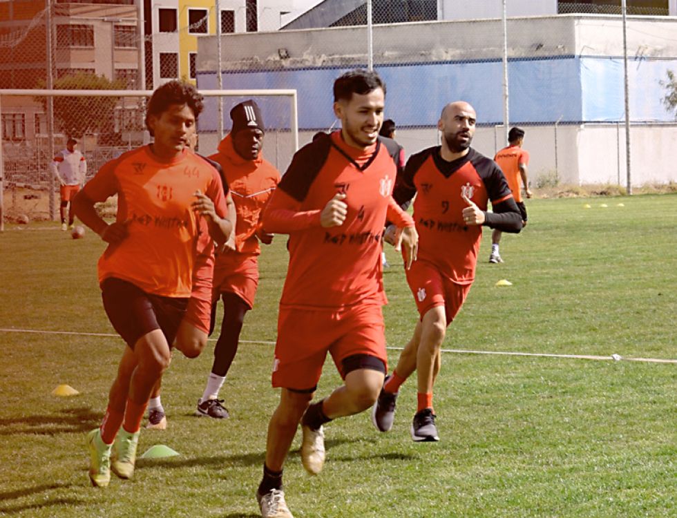 El equipo albirrojo en uno de sus últimos entrenamientos en la cancha auxiliar del estadio Patria.