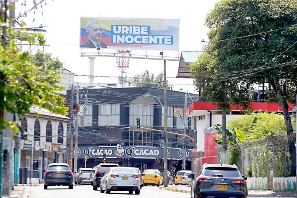 CALI. Fotografía que muestra la campaña a favor del expresidente de Colombia Álvaro Uribe.