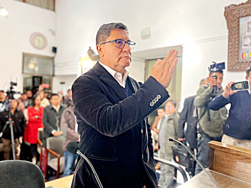 ELECCIÓN. El concejal Edwin González jura como presidente del Concejo Municipal, ayer.