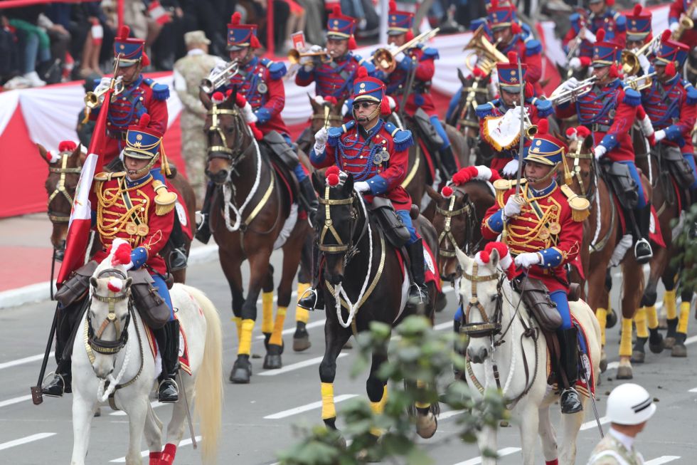 Integrantes de las Fuerzas Armadas participan durante la celebración del gran desfile cívico-militar, con motivo de los 204 años de la independencia de Perú.