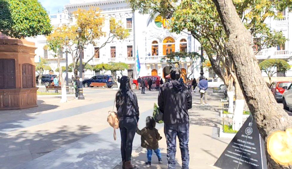 PLAZA. El momento de la entonación del Himno Nacional en el centro, este lunes.