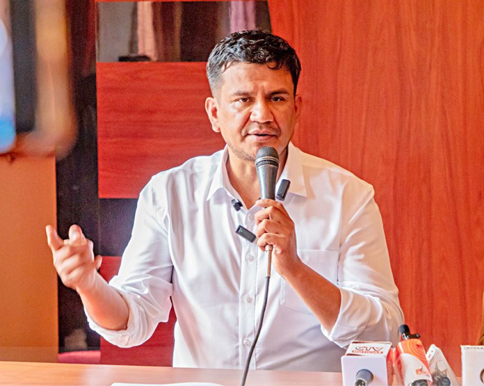 AUTORIDAD. El gobernador interino, Luis Ayllón, en la conferencia de prensa de este martes.