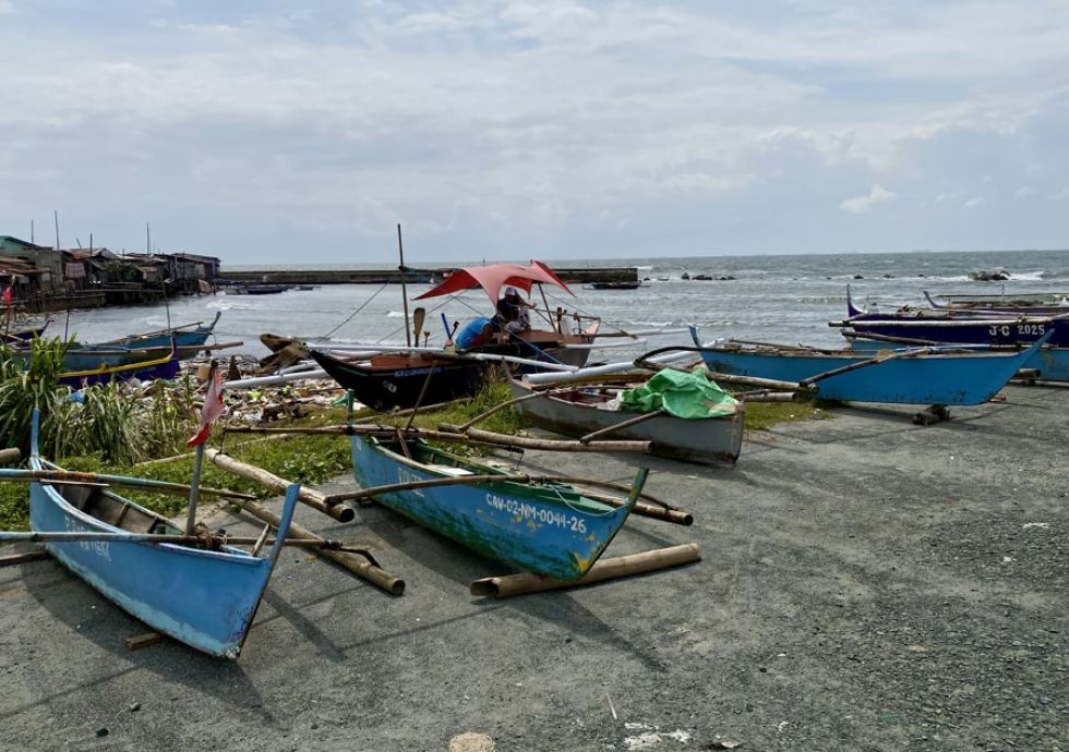 Barcos pesqueros de madera están asegurados en terreno elevado a lo largo de la costa en Cavite, Filipinas.