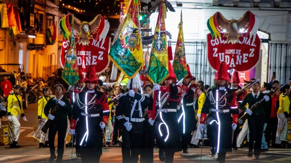 Bandas estudiantiles se presentaron la noche del miércoles en la plaza 25 de Mayo.