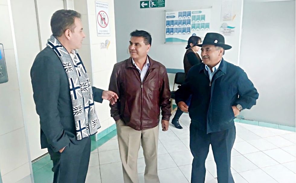COCHABAMBA. La foto de la visita del Gobernador del Beni a Condori en la Clínica Los Olivos.