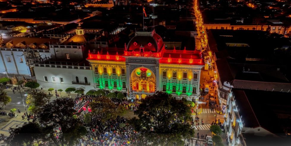 La iluminación especial de la Gobernación de Chuquisaca por el Bicentenario.