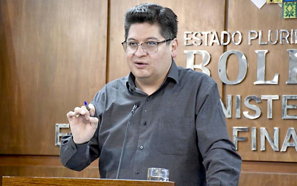 LA PAZ. El ministro de Economía, Marcel Montenegro, en una conferencia de prensa, este jueves.