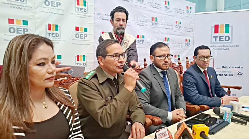 COMPROMISO. Representantes de tres instituciones de Chuquisaca en conferencia de prensa.