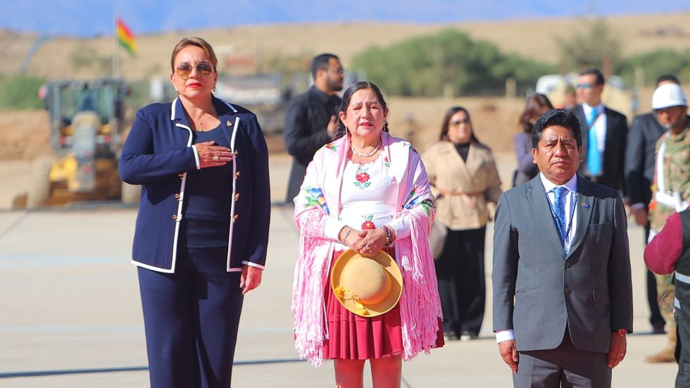 La presidenta de Honduras, Xiomara Castro (i), junto a la canciller Celnida Sosa (c) y el vicecanciller Elmer Catarina.