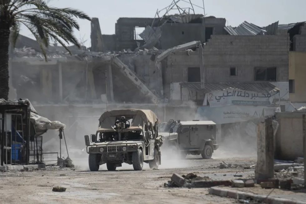 Un tanque israelí avanza por la localidad de Jan Yunis, en el sur de Gaza, en una imagen de archivo.