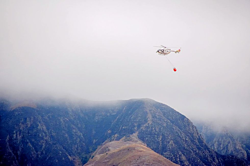 TARIJA. Uno de los helicópteros realiza labores de sofocación del fuego, este Lunes.