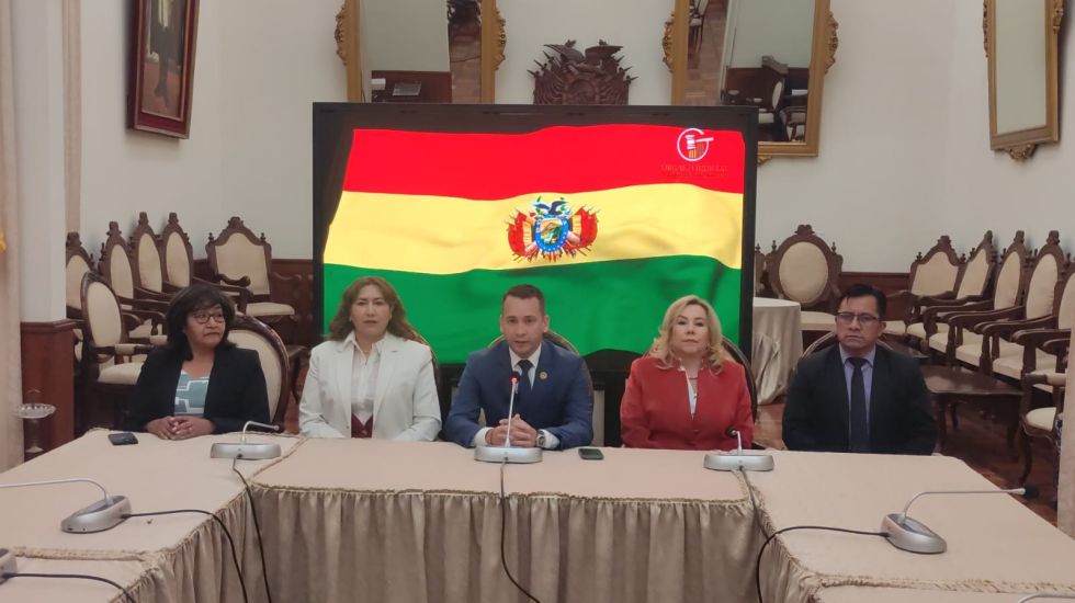 SUCRE. Romer Saucedo (c) y los magistrados, este lunes, en una conferencia de prensa.