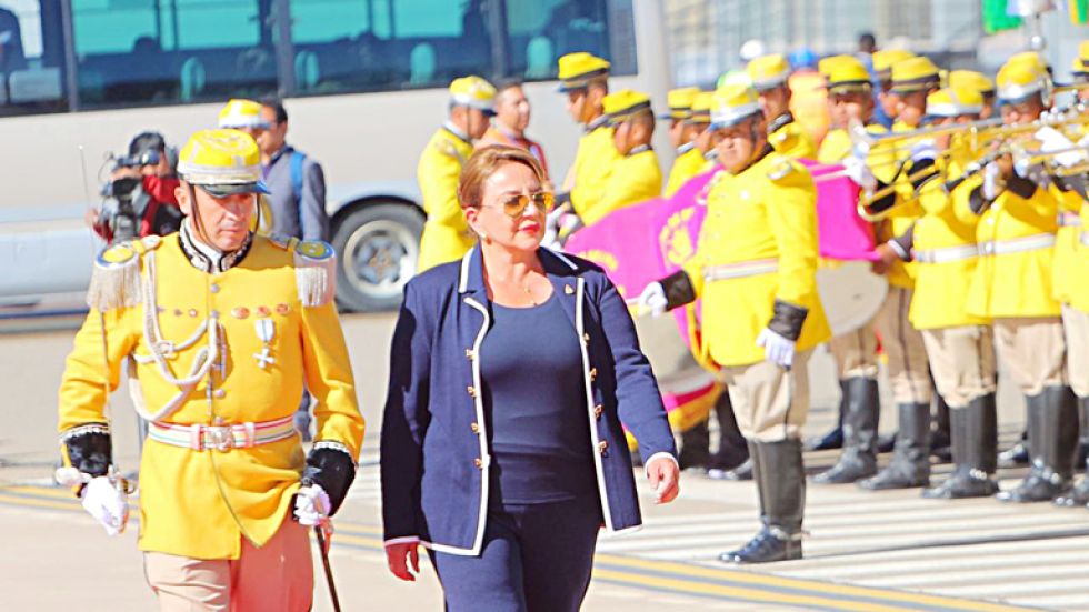 RECIBIMIENTO. La presidenta de Honduras, Xiomara Castro, este lunes, a su arribo a Alcantarí.