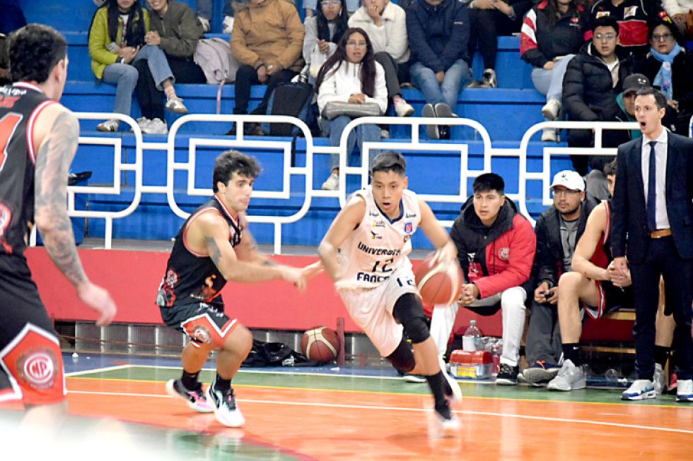 Un pasaje del partido jugado anoche entre Universitario y Pichincha en el coliseo de la plazuela Zudáñez.