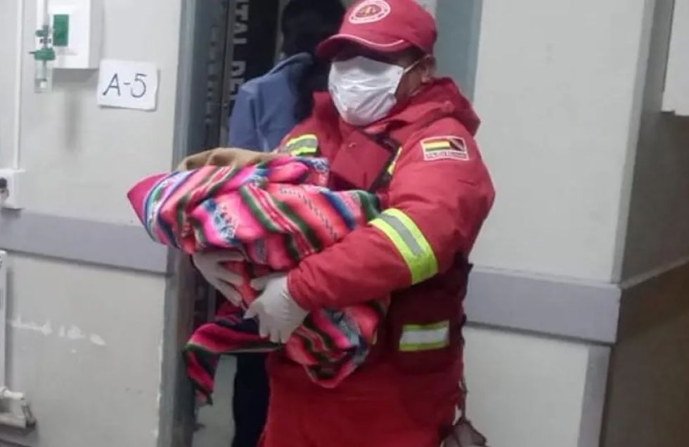 Los bomberos procedieron a su traslado inmediato a un centro médico, donde fue estabilizada. FOTO: UNITEL