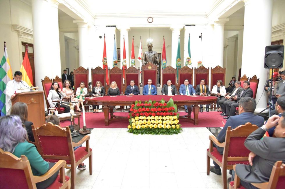 SUCRE. Las autoridades judiciales y el Fiscal General en el acto del Bicentenario en el hall del TSJ, este miércoles.