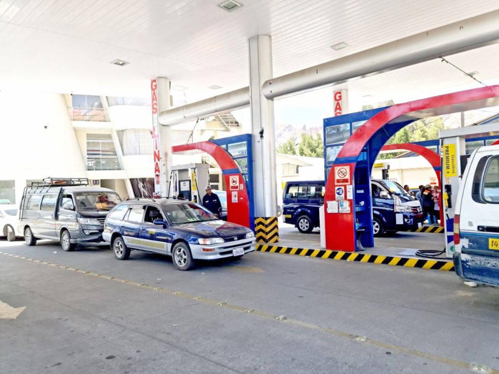 CARBURANTES. Tres vehículos cargan combustible en una estación de servicio de La Paz.