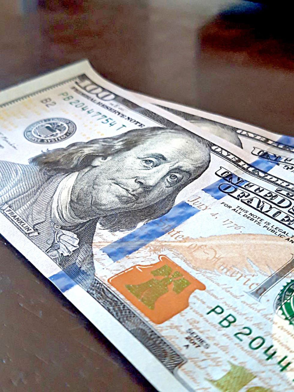 DIVISA. Dos billetes de 100 dólares.