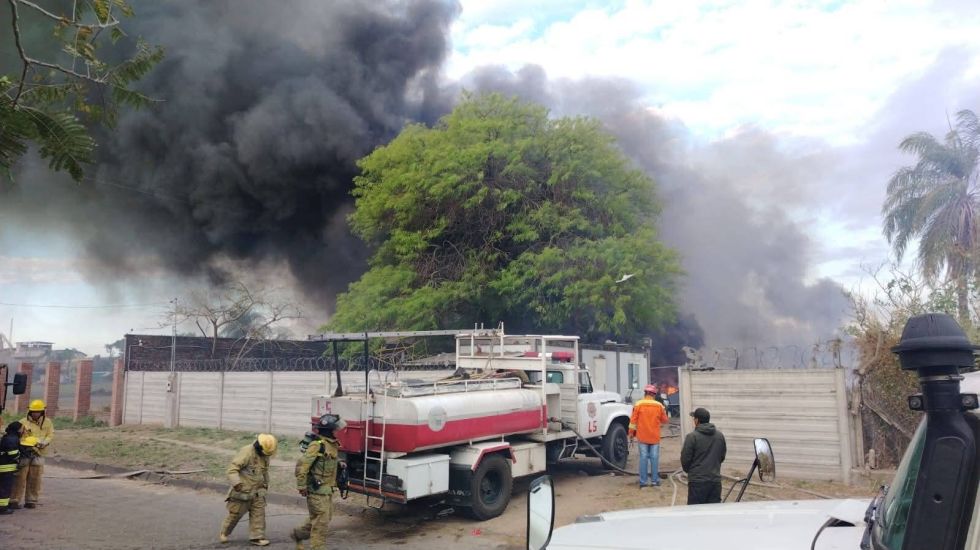 El cuerpo de bomberos acudió para atender la emergencia