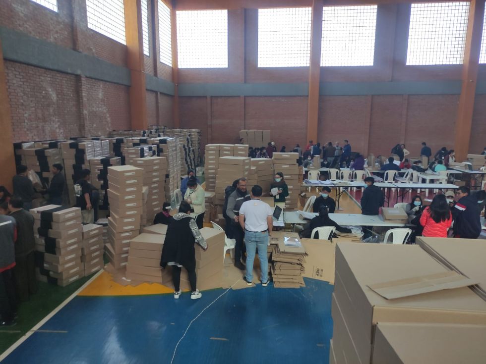 El armado de maletas electorales en el centro de operaciones del TED Chuquisaca.