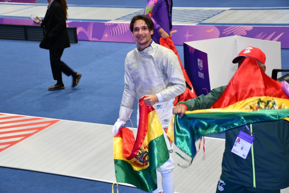 El esgrimista boliviano Esteban Mayer tras conquistar el oro en Asunción (Paraguay).