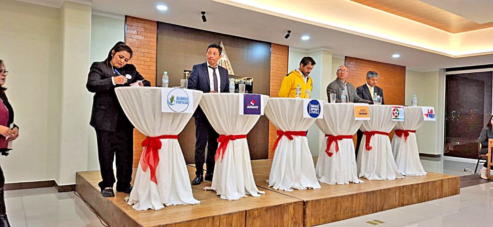 SUCRE. Los candidatos de Alianza Popular, ABP Súmate, Alianza Unidad, PDC y Alianza Libre en el foro debate del pasado viernes en la FEPCH.