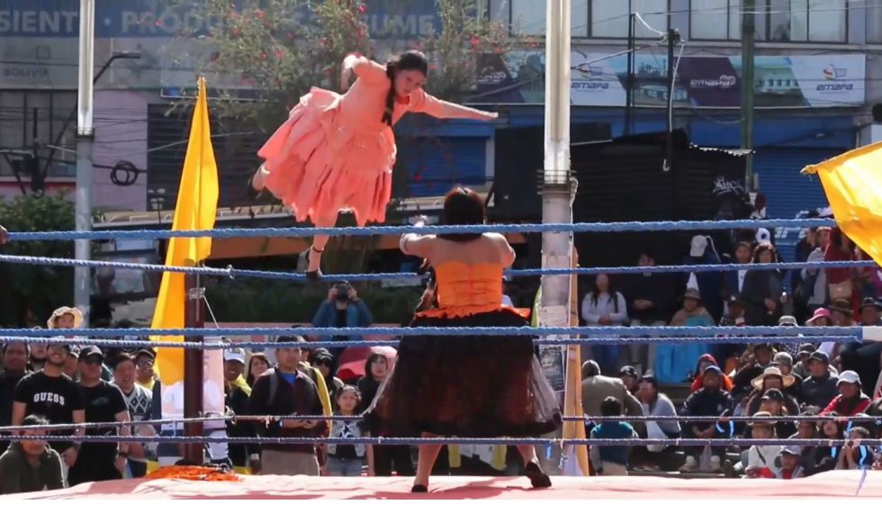 La demostración de las cholitas luchadoras ante decenas de personas en la plaza Camacho de La Paz.