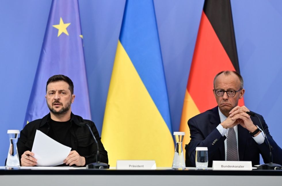 El presidente ucraniano, Volodímir Zelenski (i), y el canciller alemán, Friedrich Merz (der.), asisten a una reunión en línea con otros líderes europeos.