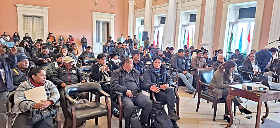 EMERGENCIA. Alcaldes y concejales asistieron a una reunión convocada por el gobernador en ejercicio de Chuquisaca, Luis Ayllón.