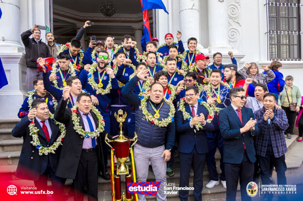 La dirigencia, cuerpo técnico y jugadores del equipo estudiantil posaron al final del acto en la puerta del edificio central de la Universidad.