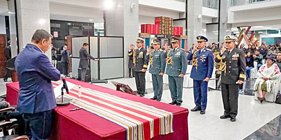 ACTO. Ceremonia en la que el nuevo alto mando militar jura a sus cargos.