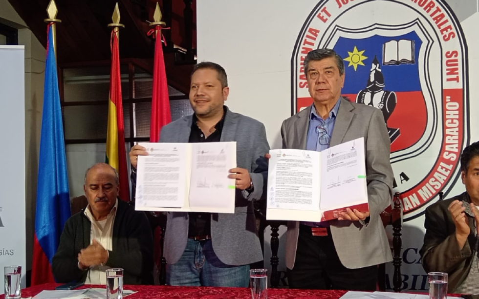 El ministro de Hidrocarburos, Alejandro Gallardo (i), y el rector de la Uajms, Eduardo Cortez.