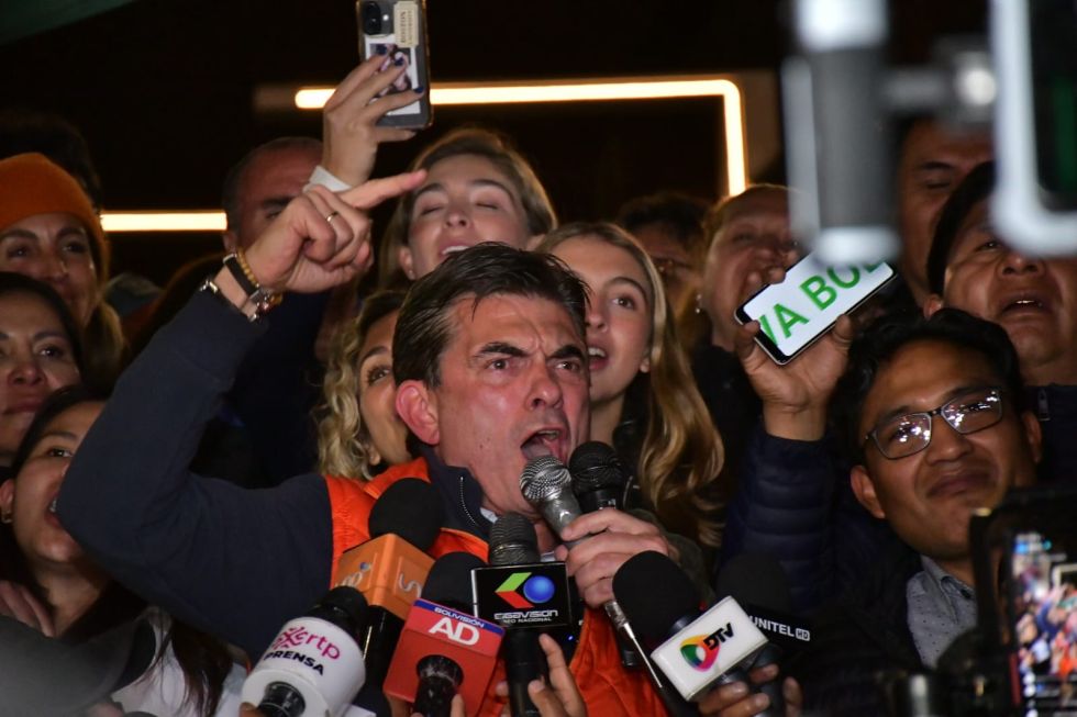 El candidato por el Partido Demócrata Cristiano (PDC), Rodrigo Paz, agradece a sus seguidores
