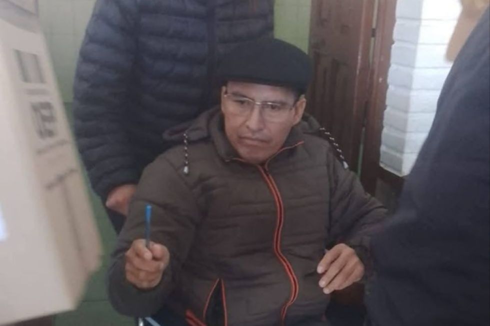 AUTORIDAD. El Gobernador, cuando asistió a votar en el recinto de San Juanillo el domingo.