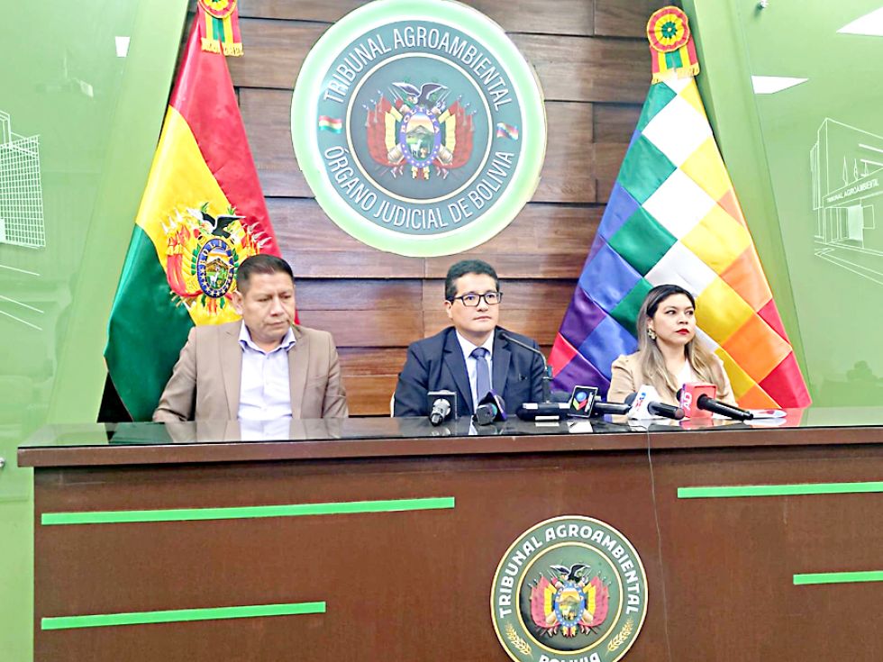 SUCRE. El presidente del TA, Richard Christian Méndez (c), en la conferencia de prensa este martes.