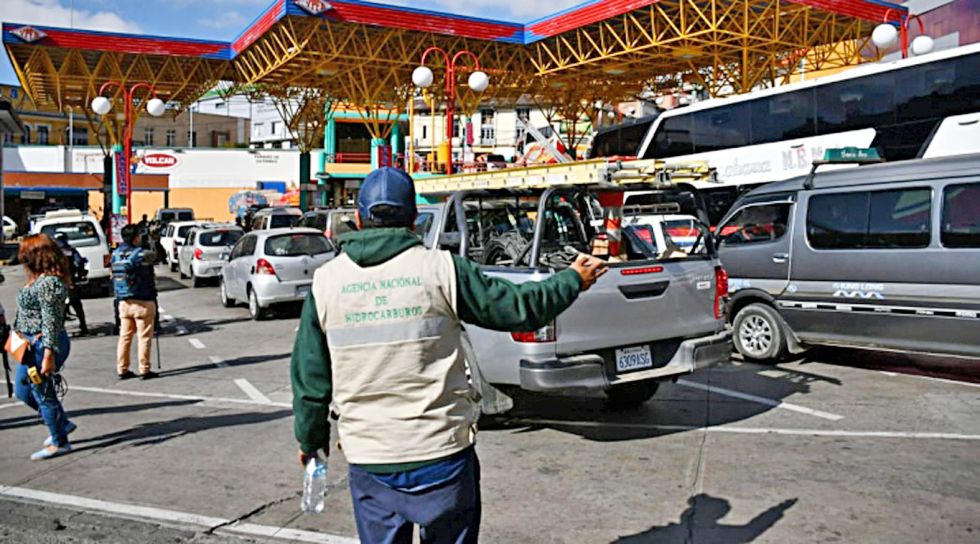 la paz. Un funcionario de la Agencia Nacional de Hidrocarburos (ANH) supervisa la venta de combustible en una estación de servicio.