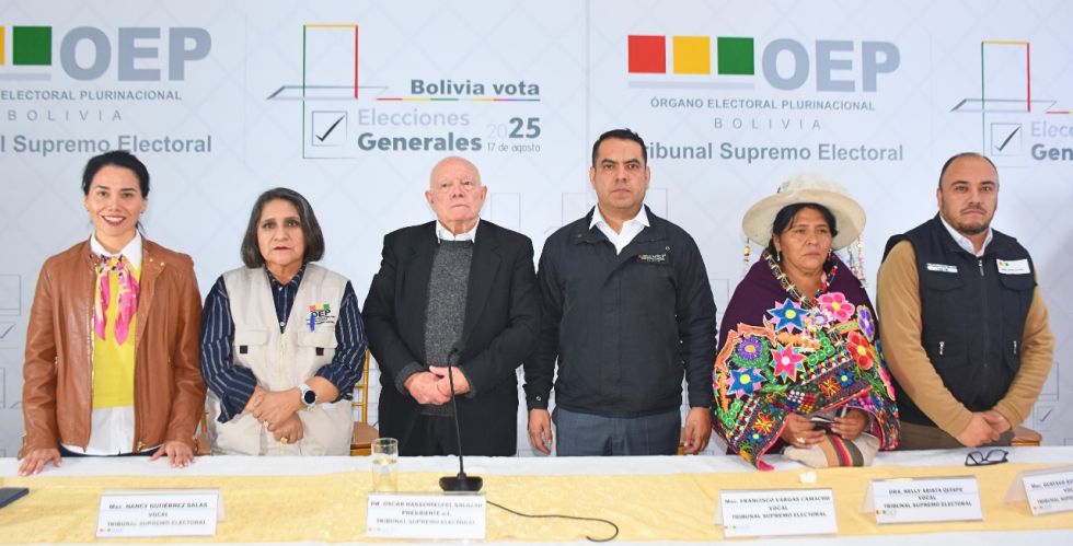 Seis de los siete vocales del TSE presentaron los resultados preliminares de las elecciones la noche del domingo. Faltó el polémico Tahuichi Tachuichi.