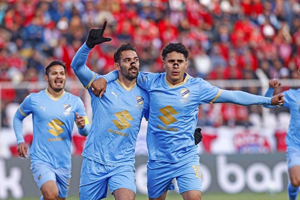 Martín Cauteruccio y Daniel Cataño festejan el primer gol de la Academia paceña anoche, en el triunfo sobre Cienciano.