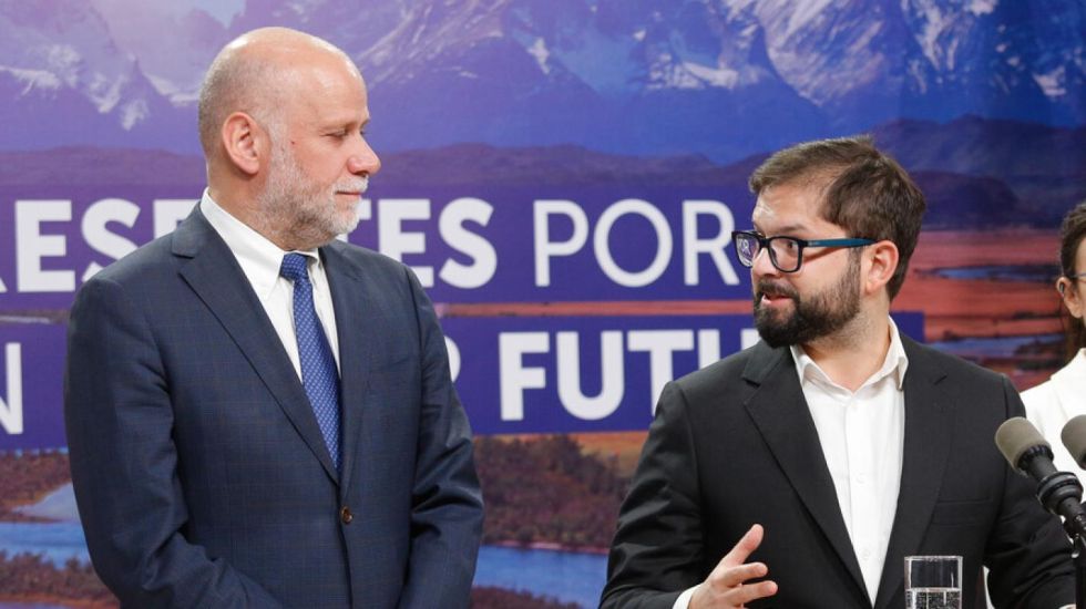 El ministro del Interior de Chile, Álvaro Elizalde (i), y su presidente Gabriel Boric.