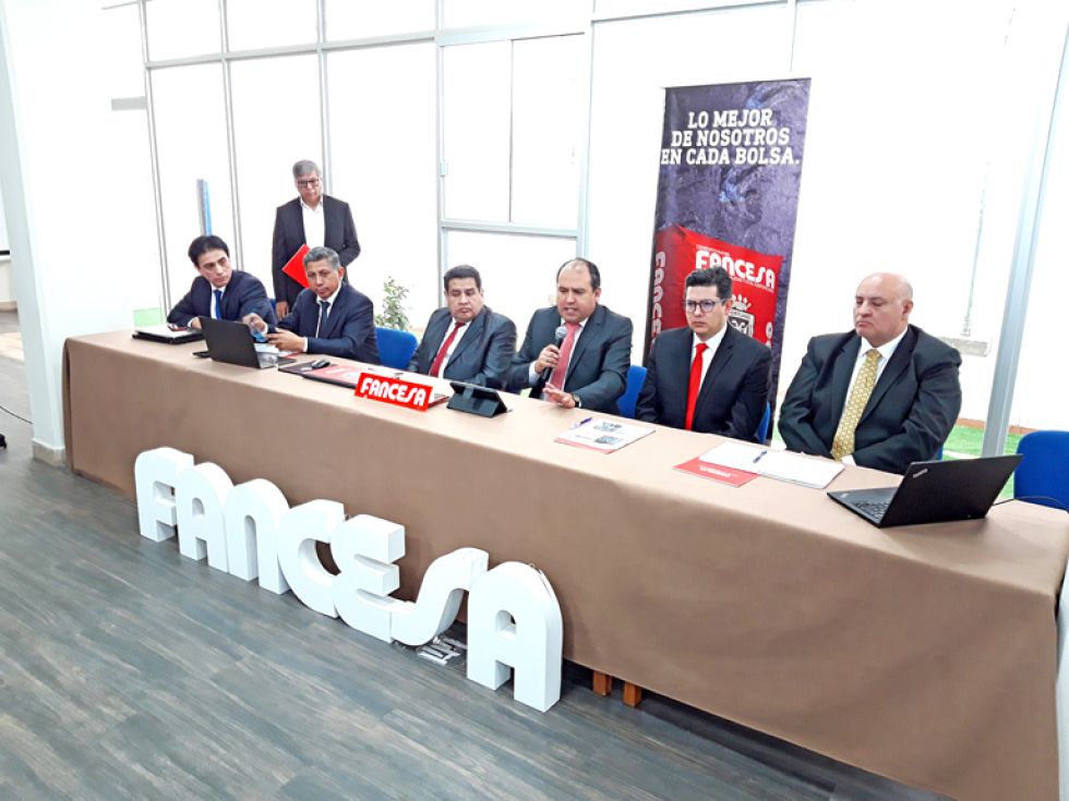 INFORME. El presidente del directorio de Fancesa, Néstor Guido Calvo (c), junto con el plantel ejecutivo de la empresa en la conferencia de prensa de ayer.