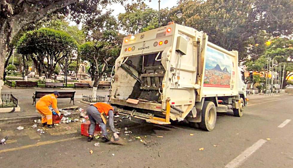 SERVICIO. Personal de EMAS recoje desechos en un carro basurero en el centro de Sucre.